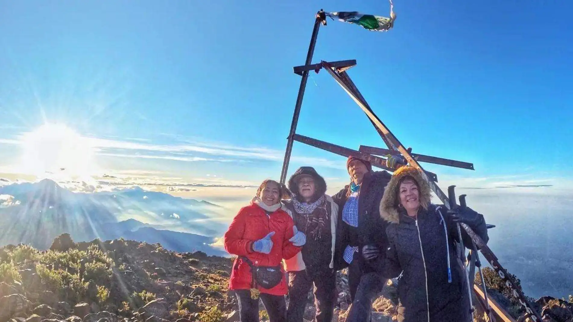 turistas en volcán tacaná